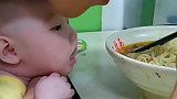 看爸爸吃饭，可把小宝宝馋坏了，接下来这表情简直太逗了
