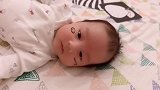小宝宝躺在床上的样子好萌，小眼神充满了好奇，表情萌翻了！