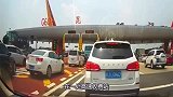 收费站上演致命的撞击，一声巨响，收费员当场蒙了！