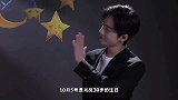 不愧是岁！肖战生日写真少年感满满，穿白衣牛仔裤眼神清澈