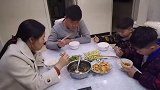 小长假结束了，明天就要上学了，下午出去玩了，两个孩子玩的开心