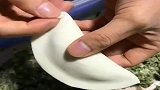 小哥哥包饺子速度太快，还没看清楚就结束了，给我两年也练不来！