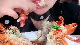 吃货吃油泼蒜蓉大龙虾，红红绿绿的好有食欲，来一大口!