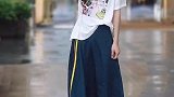 小姐姐甜美可爱的笑容，配合灵动的舞姿动作，让人感觉清新优雅