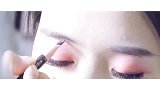 跟婆婆一起看结婚录像，婆婆不断吐槽：鲜花插在了牛粪上！