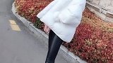 这个小姐姐很美,身穿白色羽绒服搭配黑色裤子,时尚青春!