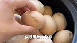2分钟教会你在家做五香卤蛋，口感滑嫩，茶香浓郁，比买的还好吃