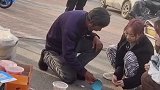 大爷为卖草莓出“绝招”，为女大学生“变戏法”。