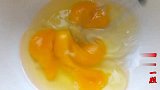 蛋液里加1块豆腐，这种做法真好吃，营养又解馋，孩子三天两头吃
