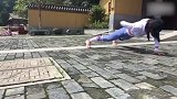 妹子和操作一般人真做不了 看背景是在寺里练过啊