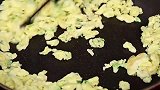 教你调韭菜饺子馅，掌握这2个技巧，韭菜翠绿不出水，鲜嫩又多汁