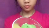 小姐姐你吃的这是绿色果冻吗，看着好好吃的样子