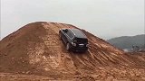 日产途达越野爬坡，听这引擎声音还考虑坦克300吗？