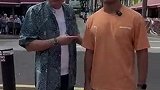 握个手表示感谢！范志毅与新加坡门神桑尼见面了