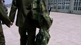 军人带媳妇回老家，婆婆却不让进家门，妻子做法暖心了！