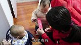 双胞胎穿上新衣服跪讨红包，俩财迷，见钱眼开，萌娃闹新年真热闹