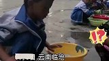 孩子们早上起床，集体到操场接水洗漱