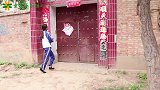 小花用玉米粒串手链和项链，和小伙伴一人一个，小手真巧