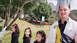 爸爸领着三胞胎女儿马路上走秀，看爸爸这一脸幸福的笑容