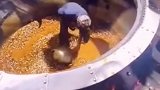 沙漠里做美食，这锅属实够大！