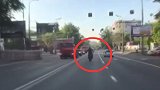 摩托车司机路中央炫车技 冲向对面车道当场被撞飞