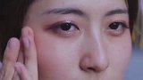 美女给你介绍各种化妆品