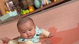 小宝宝在床上玩玩具，没想到玩具突然跑了，宝宝接下来的表情好逗