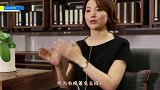 董卿录节目被偶遇，淡妆更显知性大方，低头莞尔一笑太迷人！