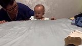 小宝宝学习从床上下来，这小动作太萌了，爸爸都忍不住笑了！