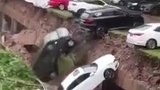 重庆：受强降雨影响，小区停车场栏杆垮掉，路面塌陷多台车辆掉落