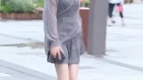 小哥哥比小姐姐害羞一见人就跑