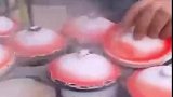 新疆小贩用茶缸煮肉，好像是当地有名的一道小吃