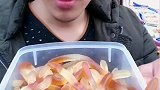 小伙吃的可乐味的蚯蚓糖，还能拉丝，真不错