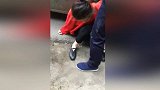 爆新鲜-20161009-男子拖拽红衣女过街 女子一言不发任其辱骂殴打