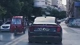 车主开车遇到红旗，小孩子一番话点醒了大人