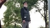 妻子拍视频想拽掉老公裤子，结果被贴心小棉袄挡住了