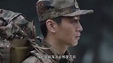 牛努力被俘虏，女兵蹲下来各种挑逗，牛努力缩在角落像个小媳妇