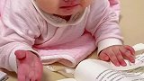 不给看书就哭的宝宝，未来肯定是爱学习的好孩子