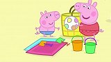 小猪佩奇：佩奇一家来到沙滩上，猪爸爸去水里玩，大家一起打水仗
