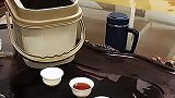 家里淹了还喝茶，这是真冷静