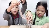 韩国双胞胎活吃章鱼，姐姐一口吃掉章鱼腿，画面让人不忍直视