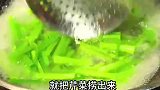 夏日解暑必备！猪耳搭配芹菜，这道凉菜清脆爽口超好吃