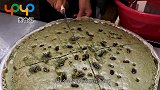 大叔卖传统糕点，一份5块钱，现做现卖，一出锅食客抢着买