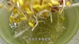 一把豆芽配上一块猪肉，放入砂锅中，热气腾腾，香气四溢，看饿了