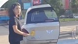 转弯不走，女司机掏出实习贴就往车上拍