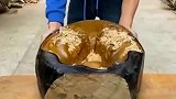 还以为这是一把凳子，当小伙掀起来后的一刻，才是艺术的开始！