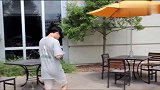 亚裔小伙在街头拉椅子恶搞,被妹子泼了一脸水！简直活该