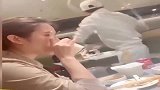 靓妹故意挡着不让拍，拉面都看不下去了！
