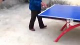 七旬老奶奶与年轻人打乒乓球，活力满满，丝毫不逊色