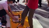 手比脚灵活生活不易为努力的人点赞街头艺术 书画